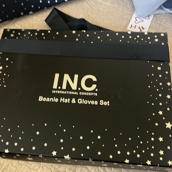 🎄Firm Price🎄IN.C.
INTERNATIONAL CONCEPTS
Beanie Hat & Gloves Set Ivory , New - Picture 4 of 6